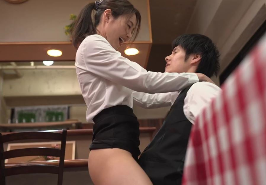 Cậu trai trẻ địt cô đồng nghiệp có chồng nhưng chồng yếu